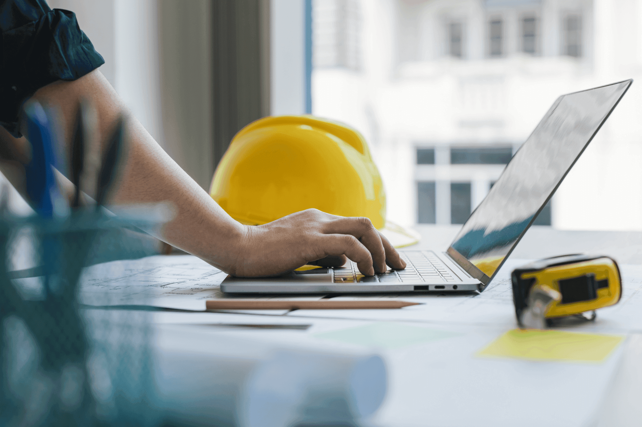 Engenheiro analisando diagrama unifilar e estudo de proteção